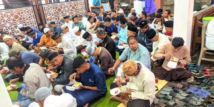 Jemaah Masjid Djauharotul Imamah Pati melahap menu berbuka puasa.
