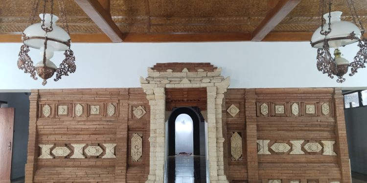 Bangunan bagian dalam Masjid Langgardalem Kudus.