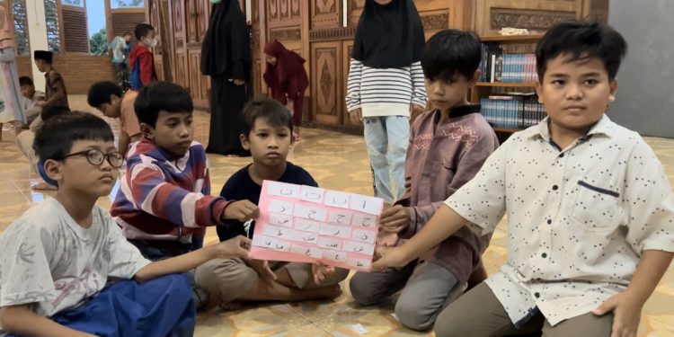 Kegiatan ngabuburit di Masjid Djauharotul Imamah Kaborongan Pati Lor, Pati, Jawa Tengah.