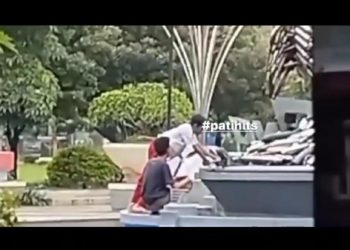 Dua orang anak terpergok mencuri knalpot brong di tugu bandeng "zero knalpot brong" di kawasan Alun-Alun Pati.
