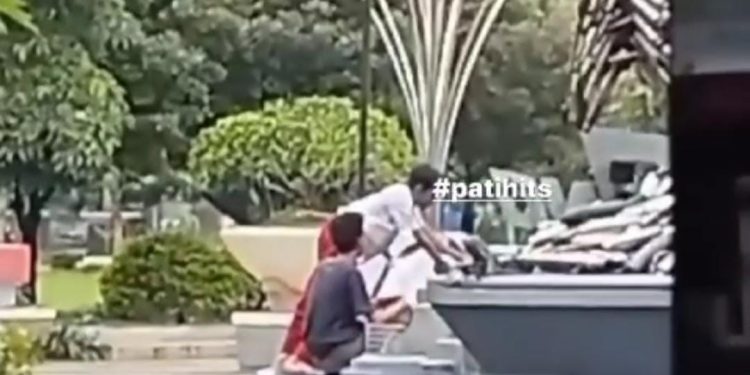 Dua orang anak terpergok mencuri knalpot brong di tugu bandeng "zero knalpot brong" di kawasan Alun-Alun Pati.
