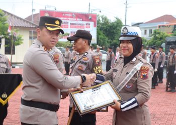 Kapolres Jepara AKBP Wahyu Nugroho Setyawan memberikan penghargaan untuk personel berprestasi.