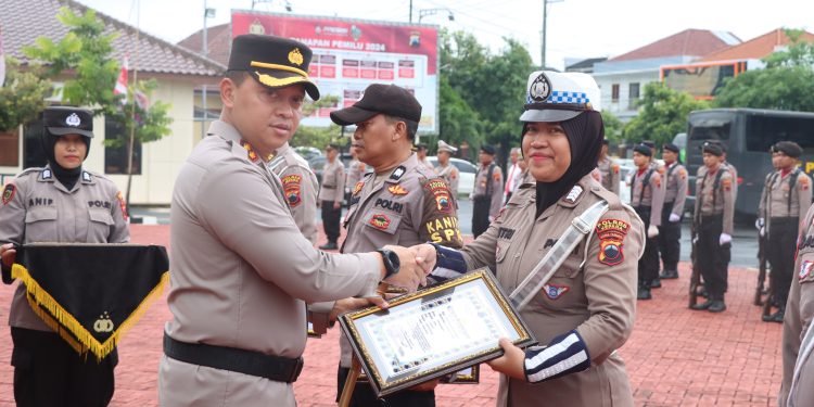 Kapolres Jepara AKBP Wahyu Nugroho Setyawan memberikan penghargaan untuk personel berprestasi.