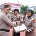 Kapolres Jepara AKBP Wahyu Nugroho Setyawan memberikan penghargaan untuk personel berprestasi.