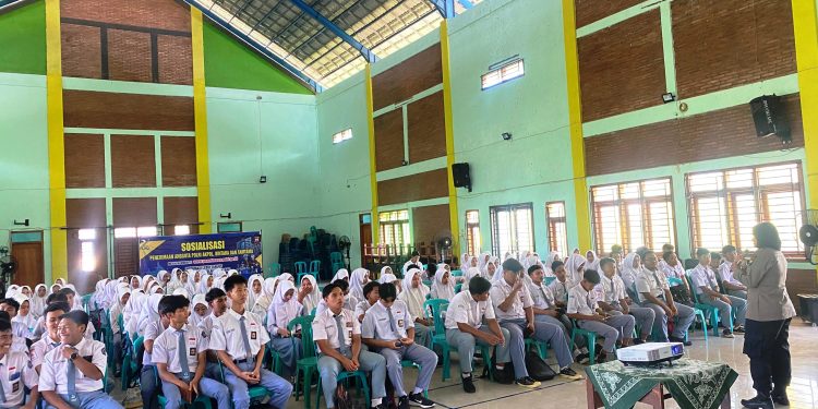 Siswa-siswi SMAN 1 Sulang antusias mengikuti sosialisasi Rim Polri oleh Polres Rembang, (28/3).
