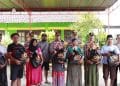 Kapolres Rembang AKBP Suryadi, bersama Kapolres Blora AKBP Jaka Wahyudi dan Kapolres Demak AKBP Muhammad Purbaja menyerahkan sembako kepada korban banjir Demak (19/3).