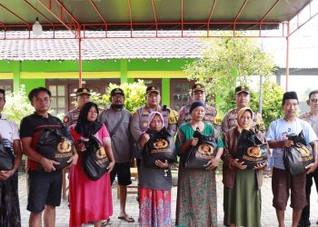 Kapolres Rembang AKBP Suryadi, bersama Kapolres Blora AKBP Jaka Wahyudi dan Kapolres Demak AKBP Muhammad Purbaja menyerahkan sembako kepada korban banjir Demak (19/3).