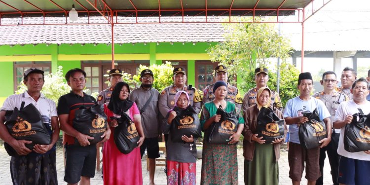 Kapolres Rembang AKBP Suryadi, bersama Kapolres Blora AKBP Jaka Wahyudi dan Kapolres Demak AKBP Muhammad Purbaja menyerahkan sembako kepada korban banjir Demak (19/3).