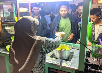 Warga menikmati sahur bersama di sekitar Tugu Pancasila Gabus Pati Jawa Tengah.