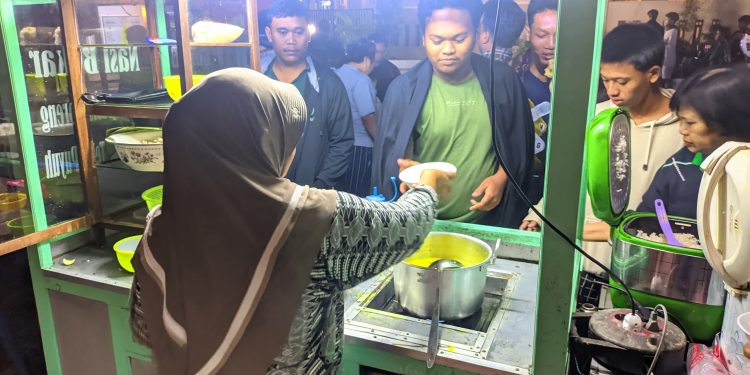 Warga menikmati sahur bersama di sekitar Tugu Pancasila Gabus Pati Jawa Tengah.