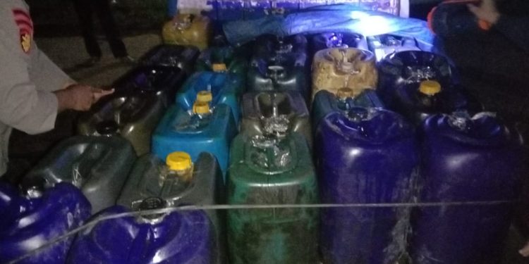 Satpolairud Polresta Pati mengamankan solar di daerah Dukuhseti.