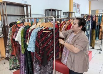 Wisata belanja batik tulis Bakaran di Plaza Pragolo Pati.
