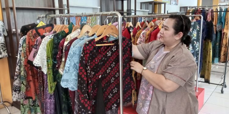 Wisata belanja batik tulis Bakaran di Plaza Pragolo Pati.