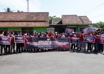 Perangkat desa Kecamatan Dukuhseti mendatangi kantor kecamatan (2/4)