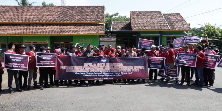 Perangkat desa Kecamatan Dukuhseti mendatangi kantor kecamatan (2/4)