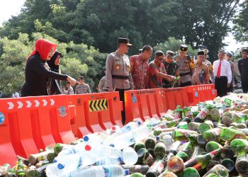 Pemusnahan miras menjelang lebaran 2024 di Grobogan.