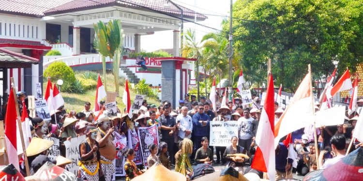 Ketua Sementara DPRD Pati Turun ke Jalan Ikut Aksi Damai Peringati Hari Tani