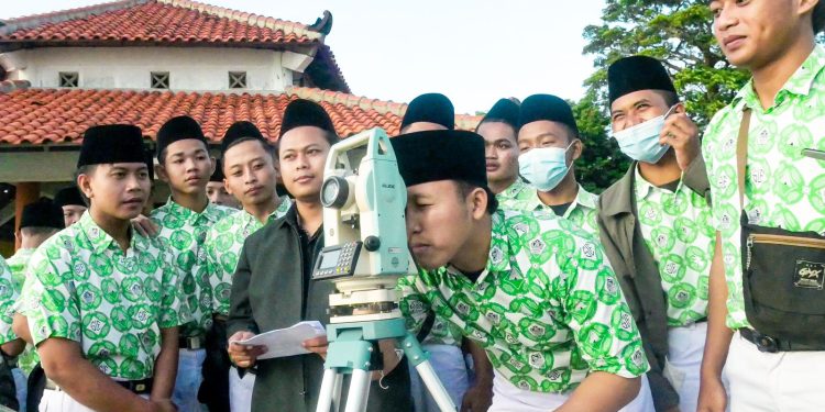 PENDIDIKAN : Pelajar MTs Salafiyah Kajen Pati saat belajar memantau hilal beberapa waktu lalu.