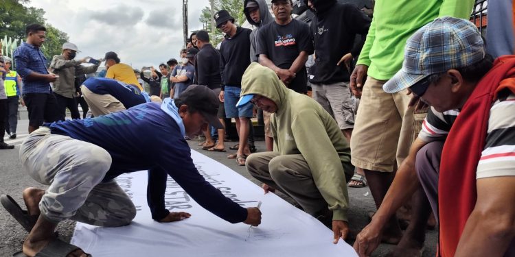 Puluhan Warga Desa Langganharjo Demo di Depan Kantor Bupati Pati, Tuntut Penutupan PT New Ramon Star