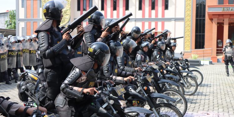 Personel Polresta Pati melakukan kegiatan latihan rutin.