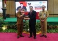 Bupati Pati Sudewo menerima piagam usai membuka seminar nasional matematika Indonesia.