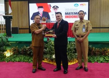 Bupati Pati Sudewo menerima piagam usai membuka seminar nasional matematika Indonesia.