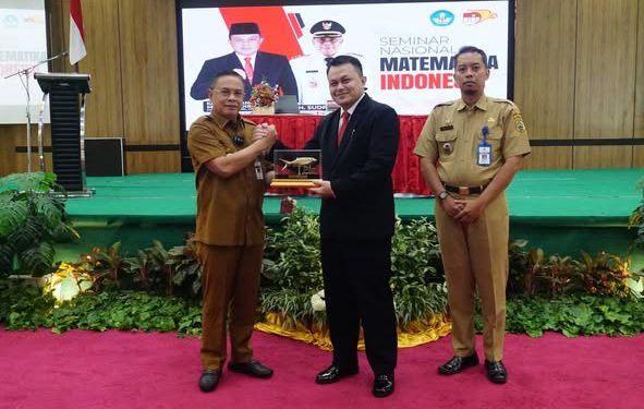Bupati Pati Sudewo menerima piagam usai membuka seminar nasional matematika Indonesia.