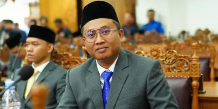 Anggota DPRD Pati Mukit berbicara peluang perluasan pasar ikan bagi para pengusaha.