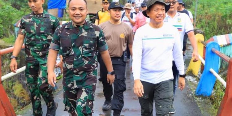 Tinjau Jalur Ekstrem Rahtawu-Ternadi, Bupati Kudus Tempuh 11 KM Bersama TNI-Polri dan Relawan