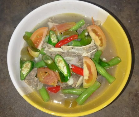 Asem-asem daging kambing yang gurih dan segar.