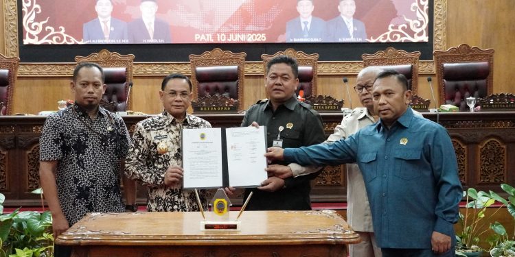 Bupati Pati Sudewo menghadiri rapat paripurna DPRD Pati.