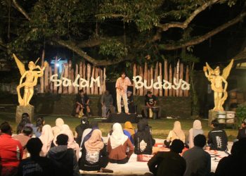 Pementasan monolog oleh Gandrung Sanstra di Balai Budaya Rejosari Kudus.