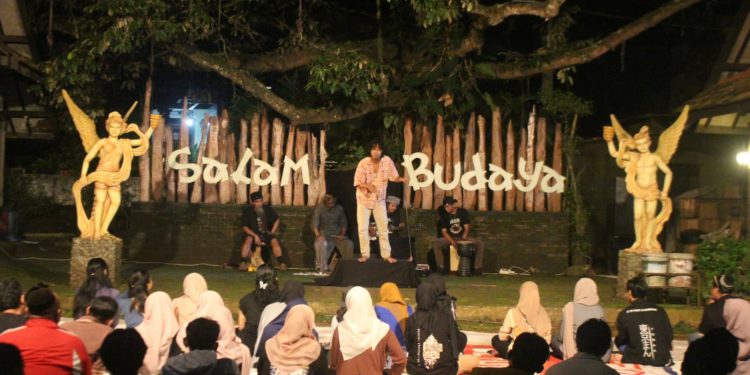 Pementasan monolog oleh Gandrung Sanstra di Balai Budaya Rejosari Kudus.