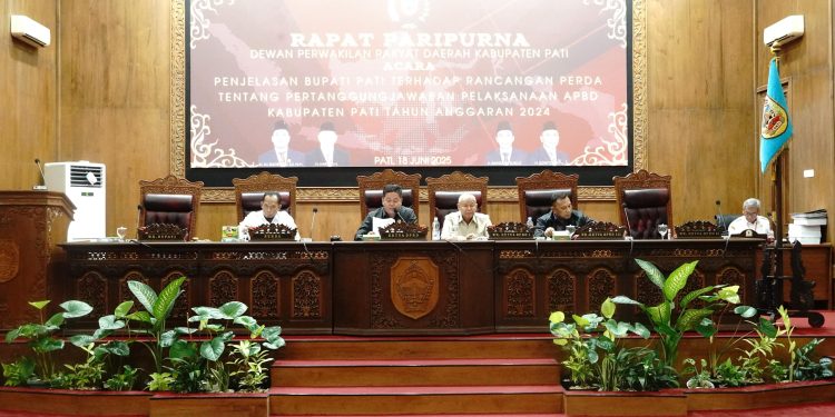 Ketua DPRD Pati Ali Badrudin memimpin rapat paripurna, Rabu (18/6).