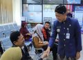 Bupati Kudus Sam'ani Intakoris meninjau pelayanan di kantor pemerintahan.
