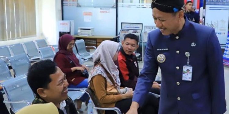 Bupati Kudus Sam'ani Intakoris meninjau pelayanan di kantor pemerintahan.