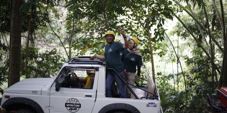Sensasi naik jeep dalam paket wisata tour di kaki Gunung Muria dari Pijar Park Kudus.