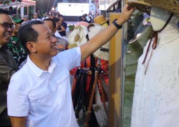 Bupati Kudus meninjau stand pameran ekonomi kreatif tahun 2025.