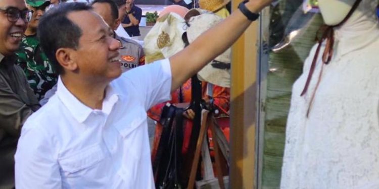 Bupati Kudus meninjau stand pameran ekonomi kreatif tahun 2025.