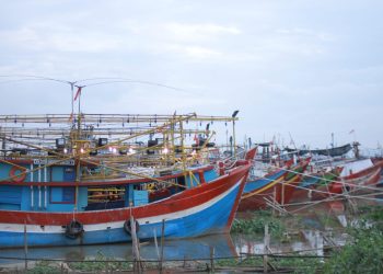Kapal-kapal penangkap ikan berlabuh di area TPI Juwana Pati.