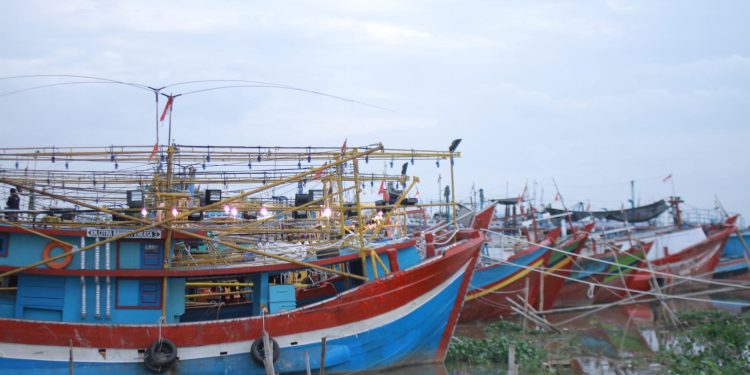 Kapal-kapal penangkap ikan berlabuh di area TPI Juwana Pati.