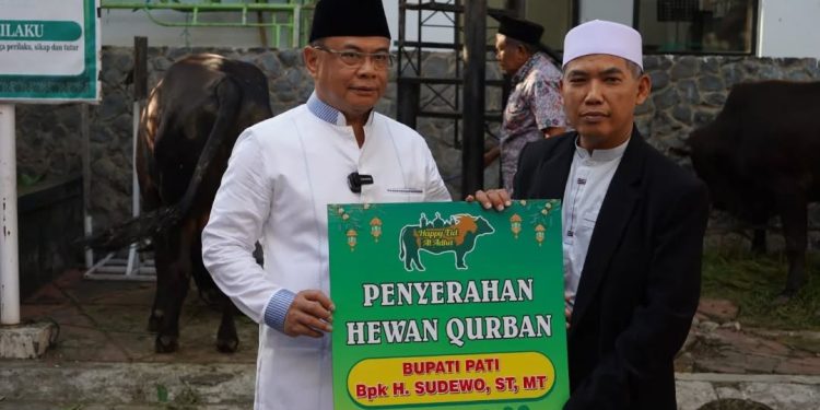Bupati Pati Serahkan Sapi Kurban ke Masjid Agung Baitunnur