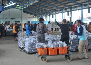 Aktivitas perekonomian di TPI Juwana Pati.