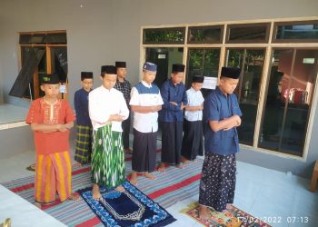 Ilustrasi santri saat belajar praktik salat.
