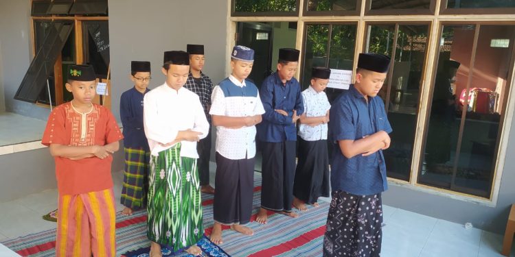 Ilustrasi santri saat belajar praktik salat.