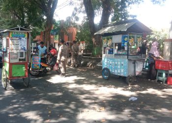 Ilustrasi pedagang kaki lima yang mangkal di kawasan terlarang yaitu di sepanjang Jalan Panglima Sudirman Pati.