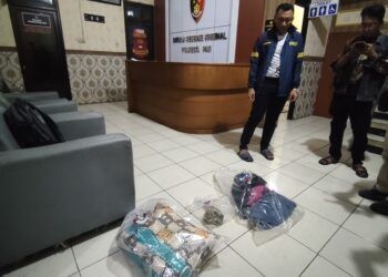Kasatreskrim Polresta Pati memperlihatkan barang bukti terkait kasus pembunuhan.
