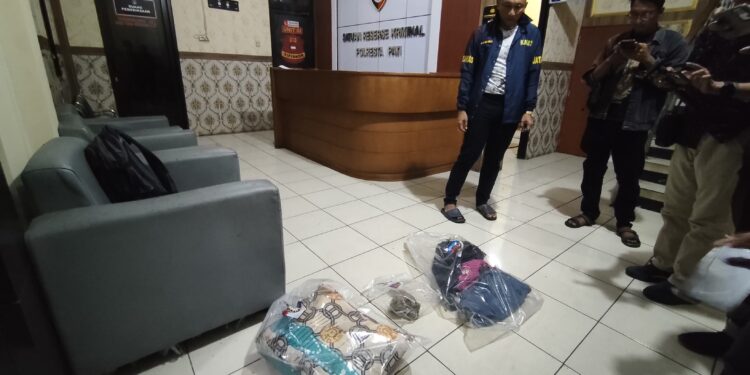 Kasatreskrim Polresta Pati memperlihatkan barang bukti terkait kasus pembunuhan.