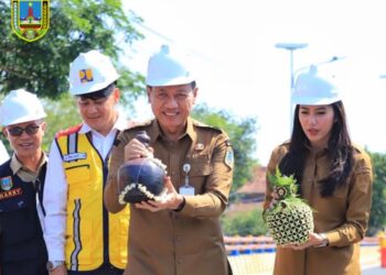 Bupati bersama Wakil Bupati Kudus meresmikan jembatan karangsambung.