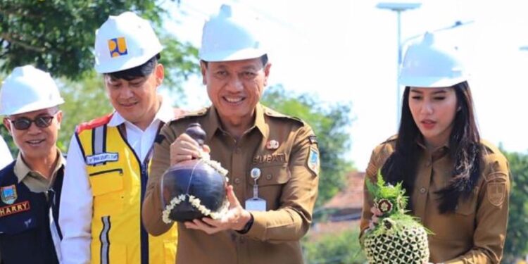 Bupati bersama Wakil Bupati Kudus meresmikan jembatan karangsambung.
